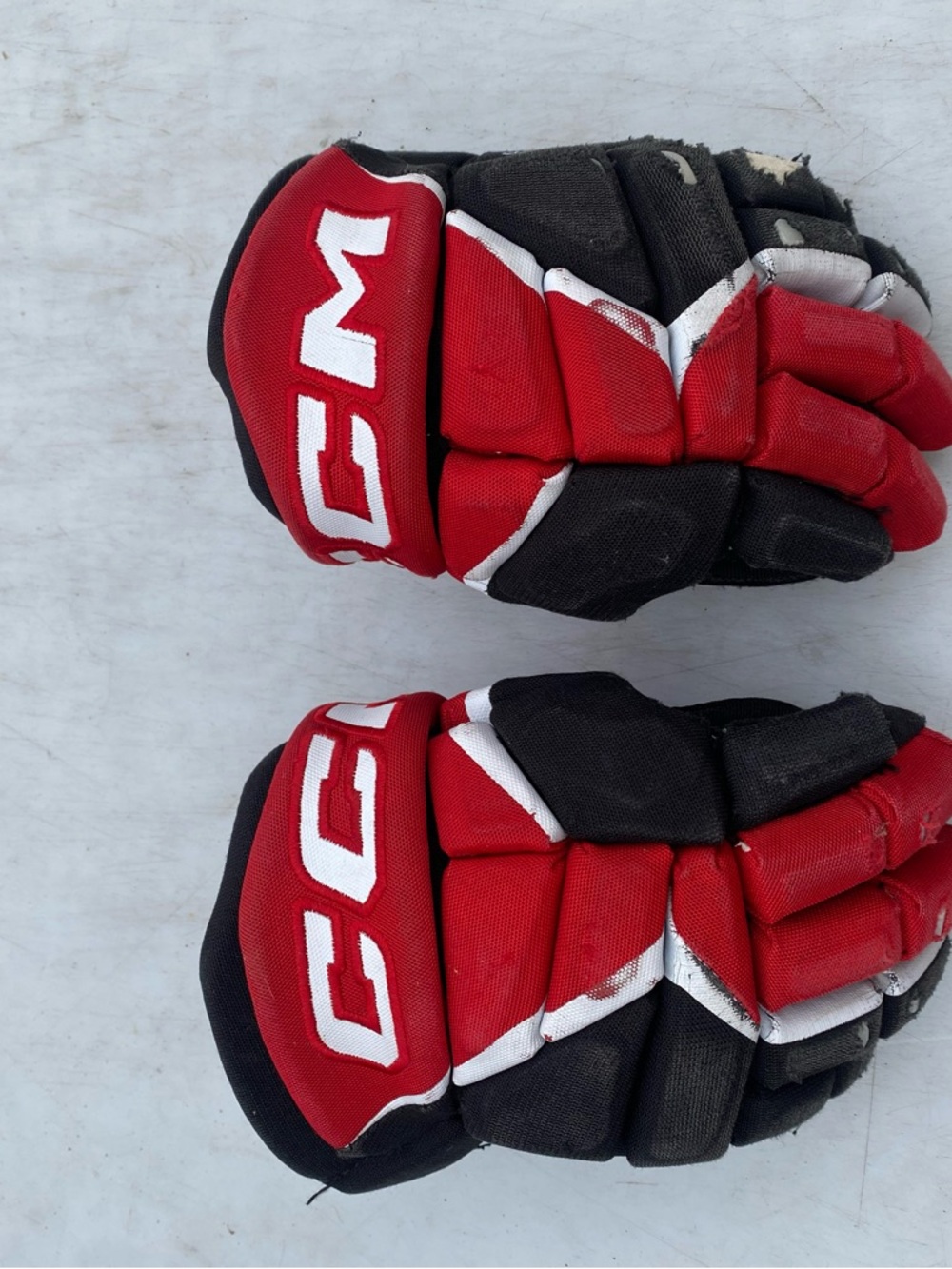 CCM ft680 10" kids (6-11) Black and Red Hockey Gloves